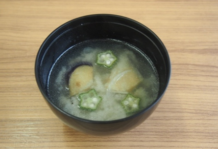 画像：オクラと揚げなすの味噌汁